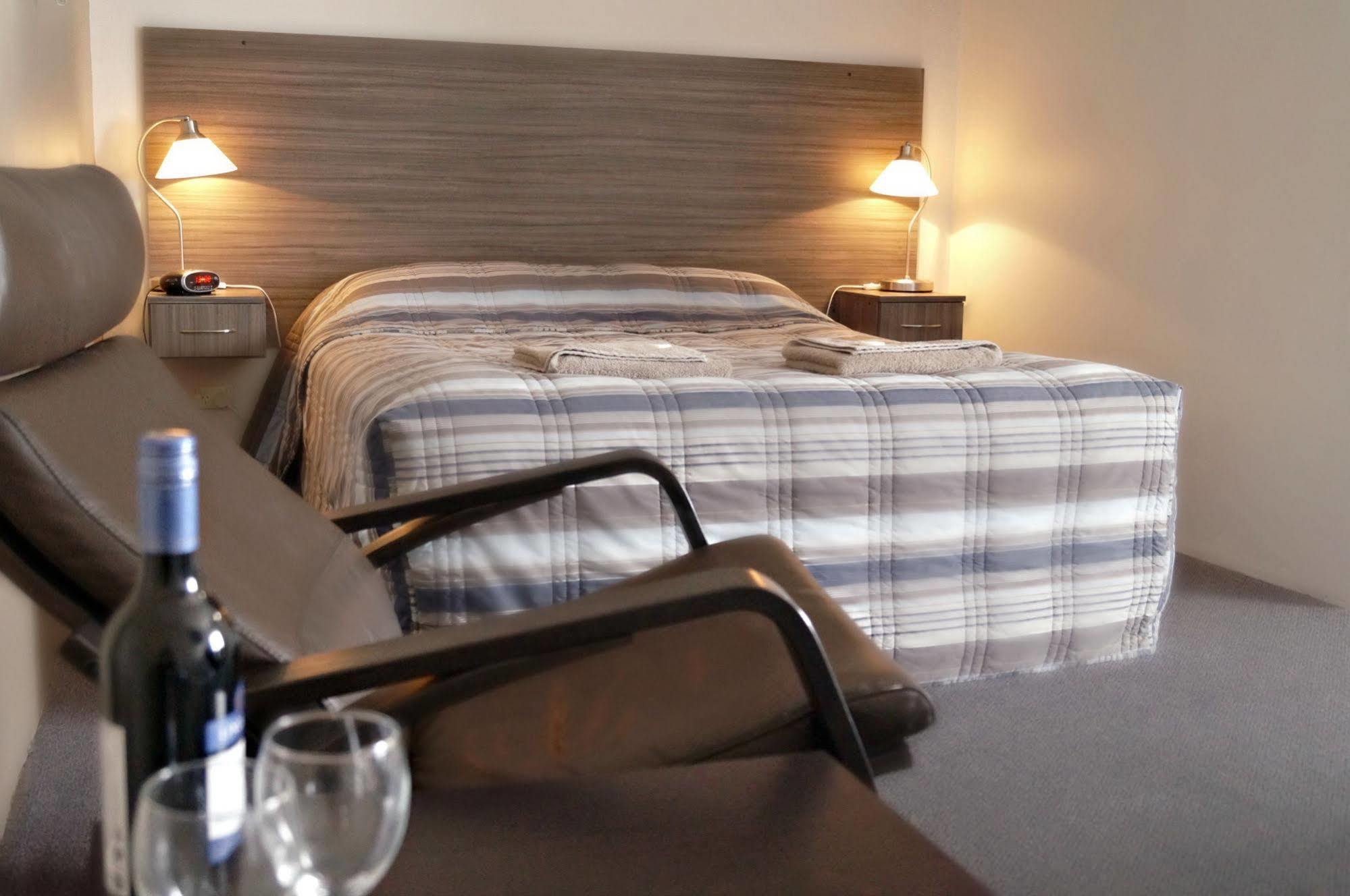 Motel Riverbend Тейлъм Бенд Екстериор снимка