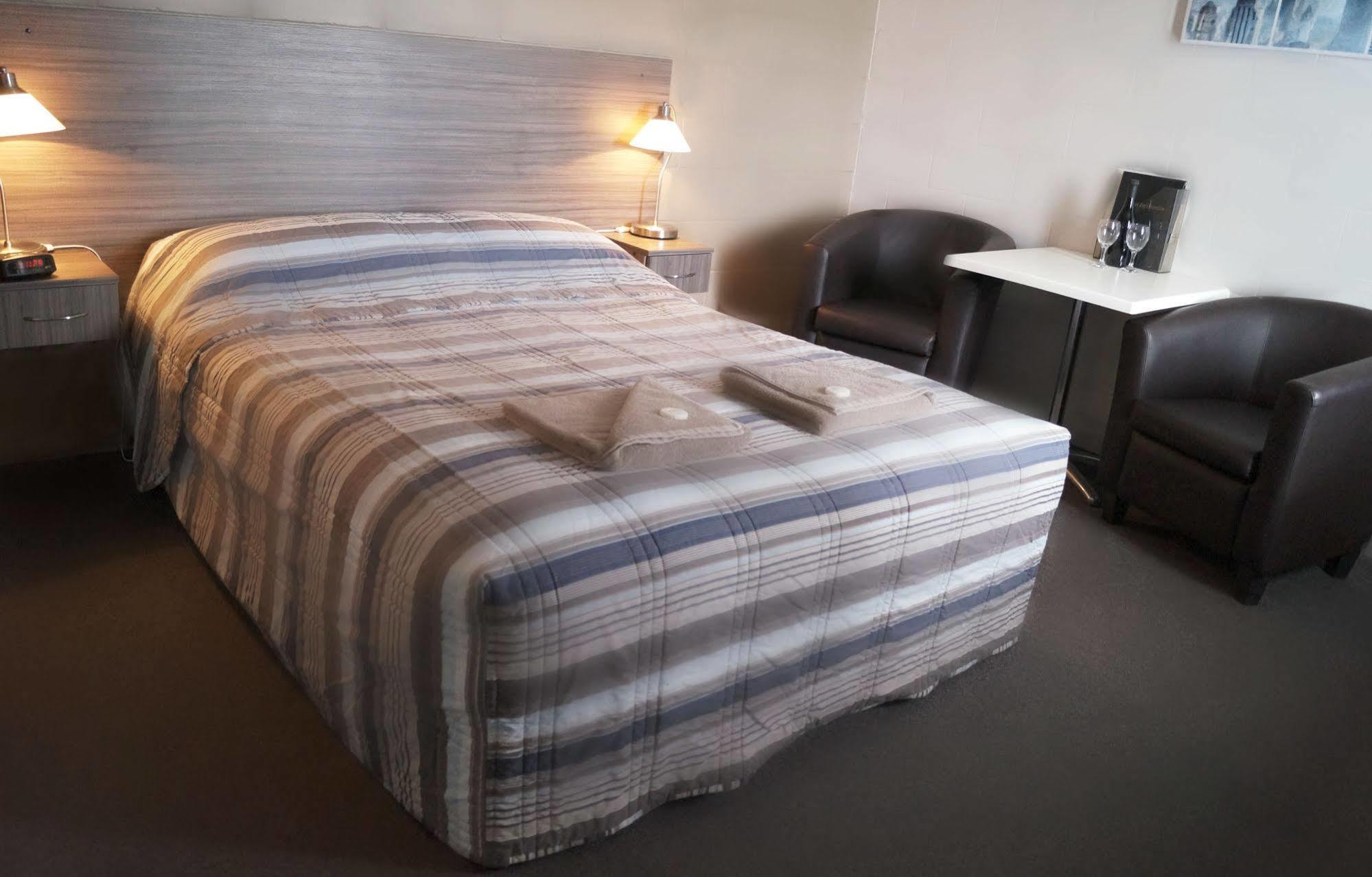 Motel Riverbend Тейлъм Бенд Екстериор снимка