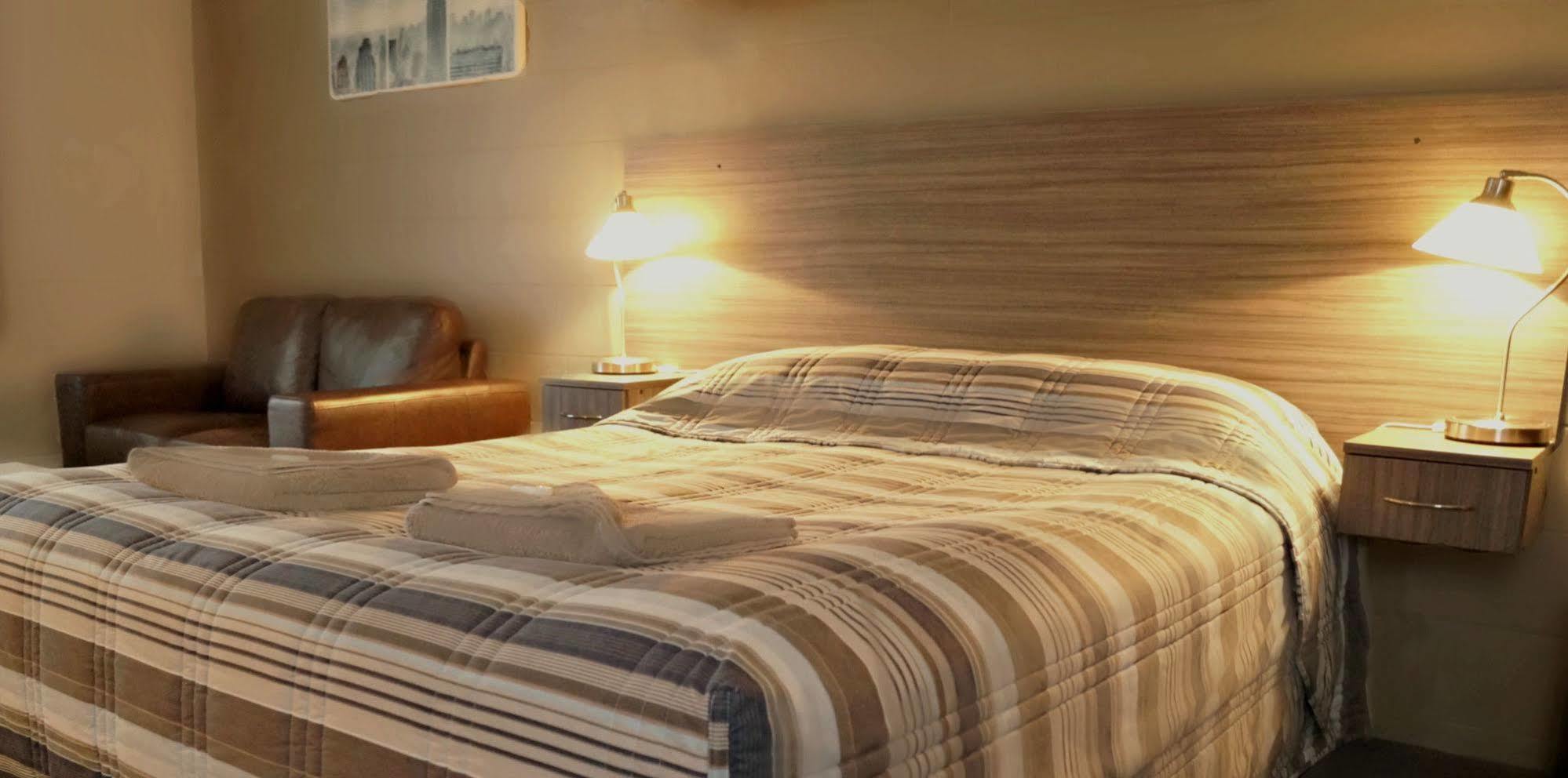 Motel Riverbend Тейлъм Бенд Екстериор снимка