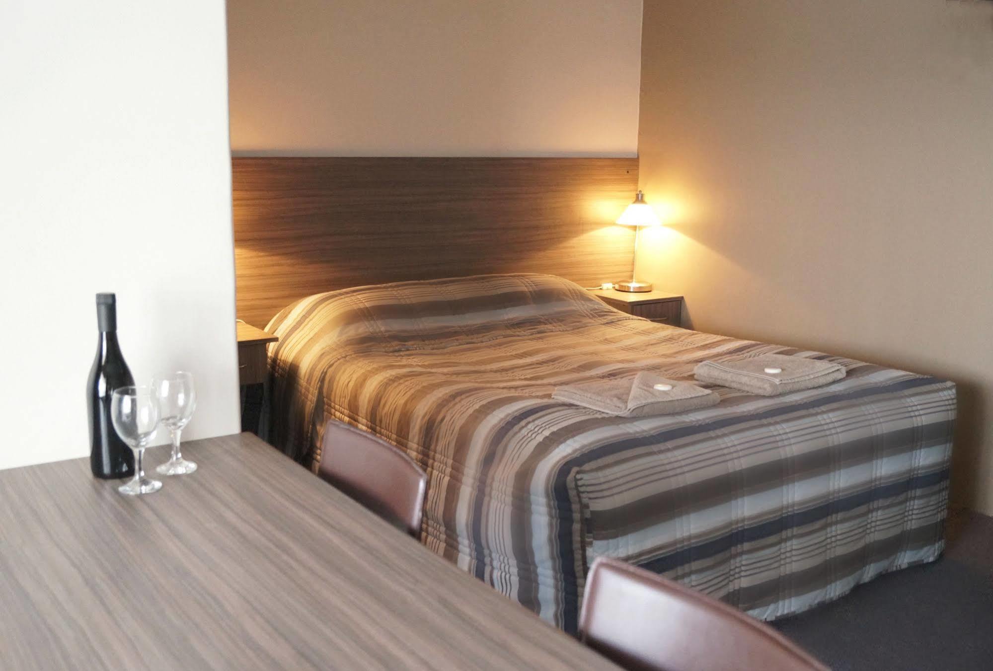 Motel Riverbend Тейлъм Бенд Екстериор снимка