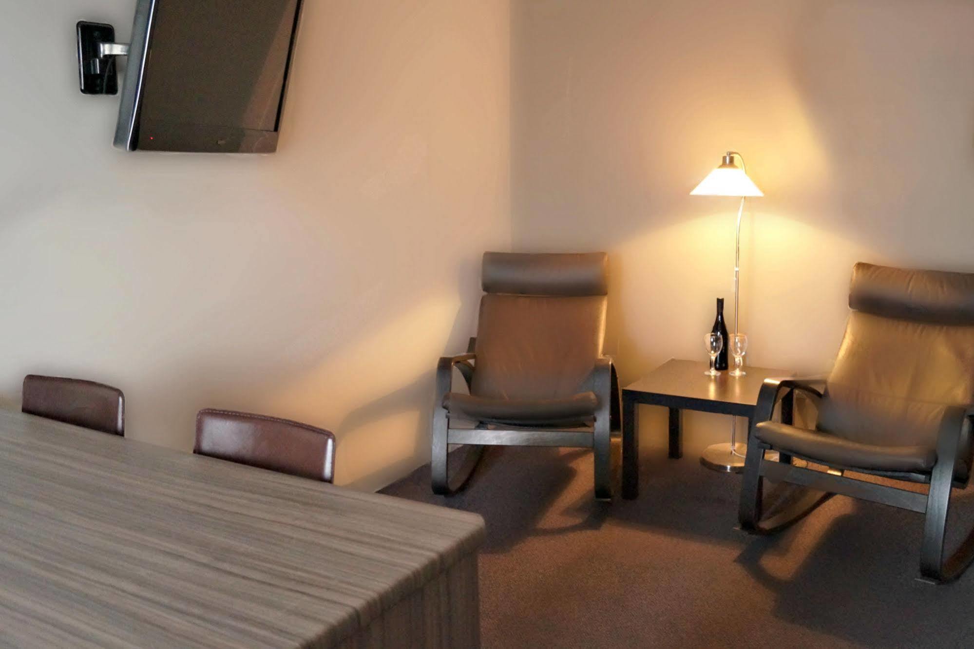 Motel Riverbend Тейлъм Бенд Екстериор снимка