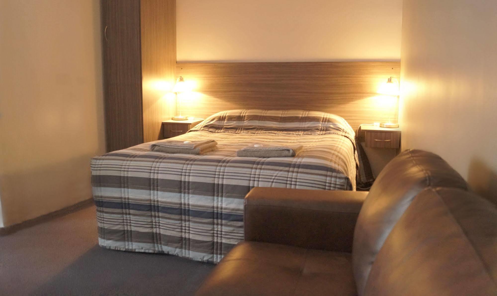 Motel Riverbend Тейлъм Бенд Екстериор снимка